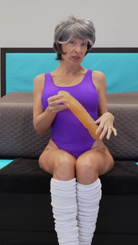 GILF sexy în sesiunea de întindere a pizdei cu șosete lungi - Fetiș cu șosete e07 - MILF Stella