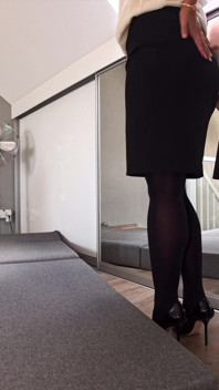 Ernstige onderneemster in kantoorpak en nylon kousen heeft ontmoeting met baas om penis te berijden - business-bitch