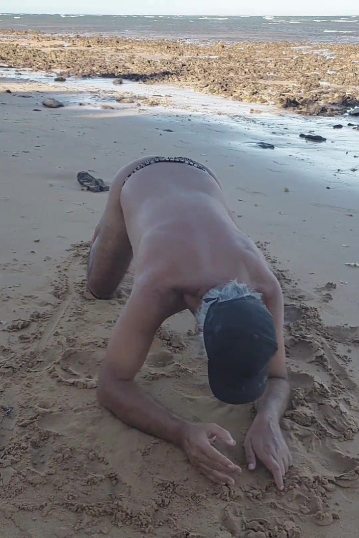 Ladysilvas: Ladysilva travestito si esibisce in spiaggia in bikini