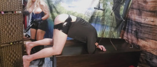 Blondies Pegging Center: Ničí jeho zadek
