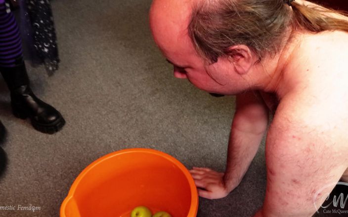 Domestic femdom: Trik Překvapení s apple bobbing