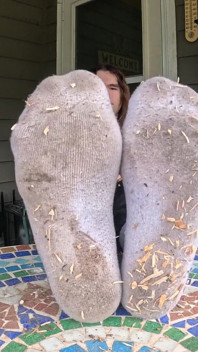 Mostro i miei calzini e piedi sporchi