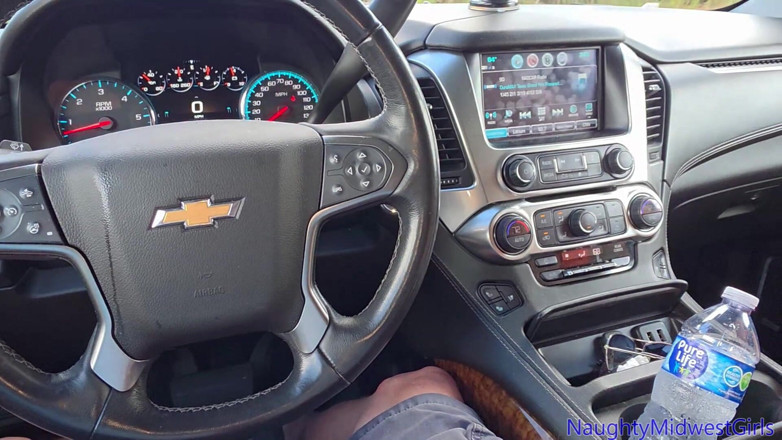 NaughtyMidwestGirls: Daisy Moon suce une vieille bite dans la voiture