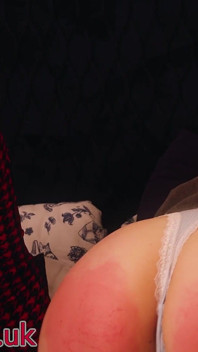 Üniversiteli kız Victoria orta yaşlı seksi kadın Ruby tarafından korunmasız şaplaklanıyor