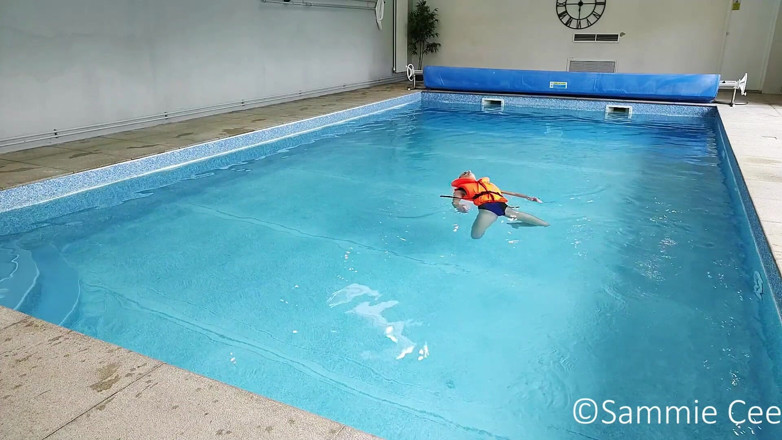 Sammie Cee: Lifejacket relaksasi kolam renang