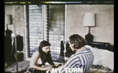Vintage Teen chůva s chlupatou kundičkou ošukaná obrovskými ptáky (celý film)