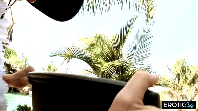 Onlyvids: Awek blonde bertetek besar mengambil dua zakar dalam seks bertiga...