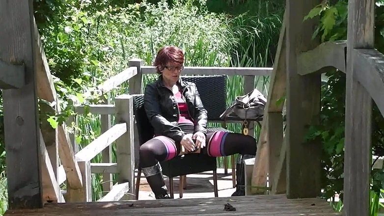 Popp Sylvie: 公園で自慰行為