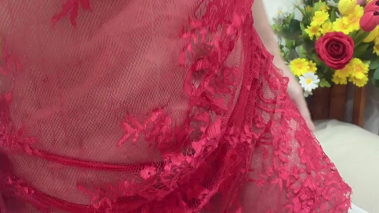 sweethanajapanese: 小柄なハナがドレスを着て、胸をめくってセクシーなアソコの尻を見て