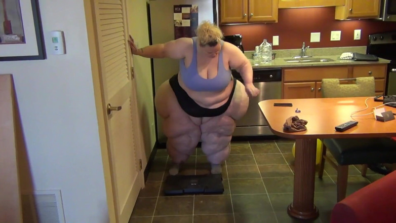 Full Weight Productions: SSBBW Bobbi Jo's failed trample &amp; sofa squash