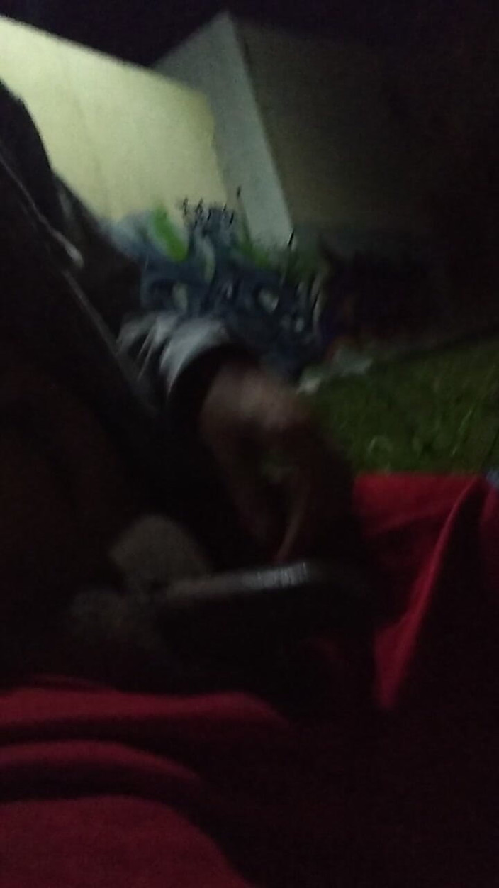 AlexAlejandro13: 暖かいシャツを着ていない男は、暖かいと感じているセーターだけを着た公園にいる