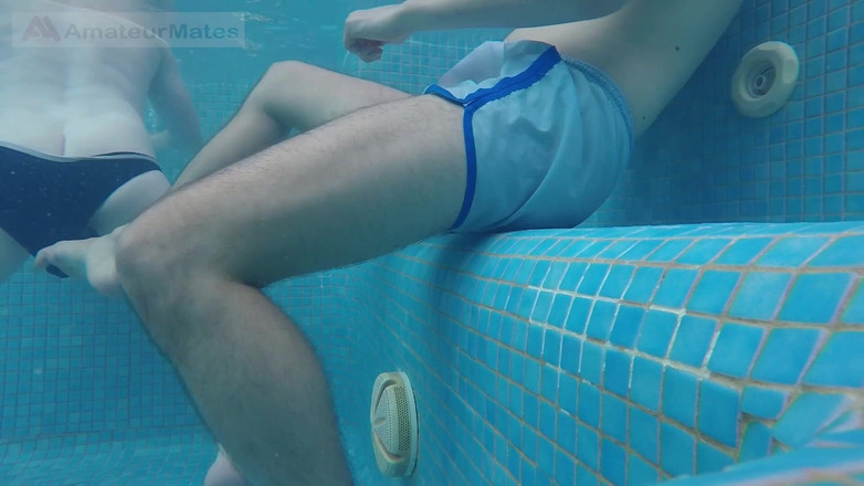 AmateurBoysPissing: Amator roșcată cu piele palidă tip cu vagabond sexy prins...