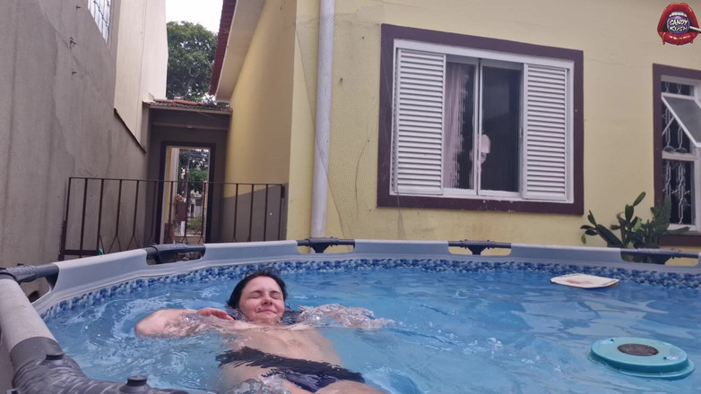 Candy Kush: Vaše děvka sousedka se ukazovala v bazénu