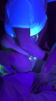 Volles video - glow-party! Bukkake-gangbang für spermahungrige schlampe - Cliff Media Productions