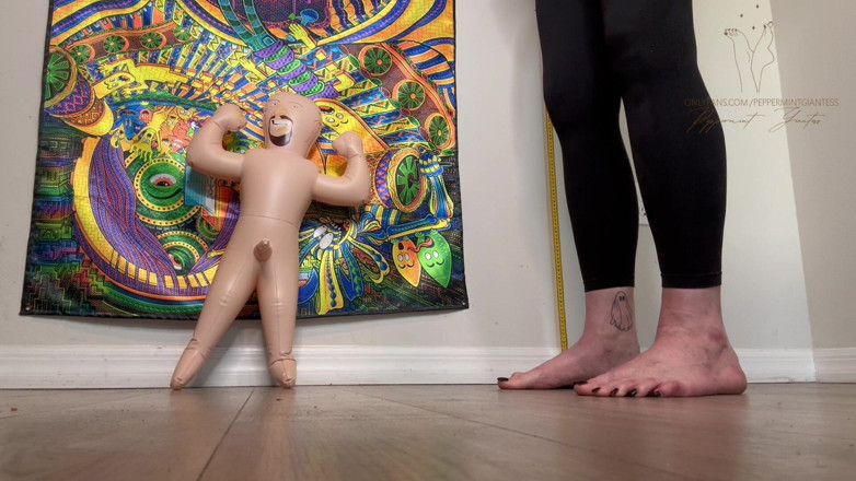 Peppermint Giantess: Şişme adam 16 feet büyüklüğünde domine ediliyor ve patlıyor