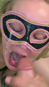 Une MILF blonde coquine chevauche une bite arabe dans le cul puis avale du sperme et prend un facial