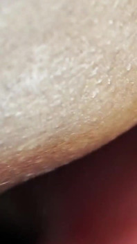Hung Trans sesja wideo robi się gorąca, gdy prosi go o pięść jej tranny tyłek