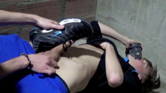 HUMLIATION AND SPANKING PORN: Umiliazione di sneaker in sneaker in un appartamento