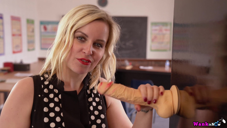 Wank it Now: Anna Belle, dildo yarağı emiyor