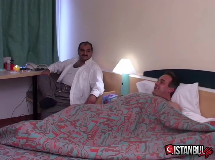 Istanbul life: Oksan Oksar की साहिन के साथ पहली बार तीन लोगों वाली चुदाई