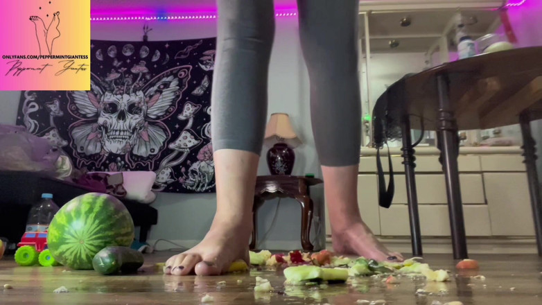 Peppermint Giantess: Saiz 16 buah barefoot crush gergasi kemusnahan