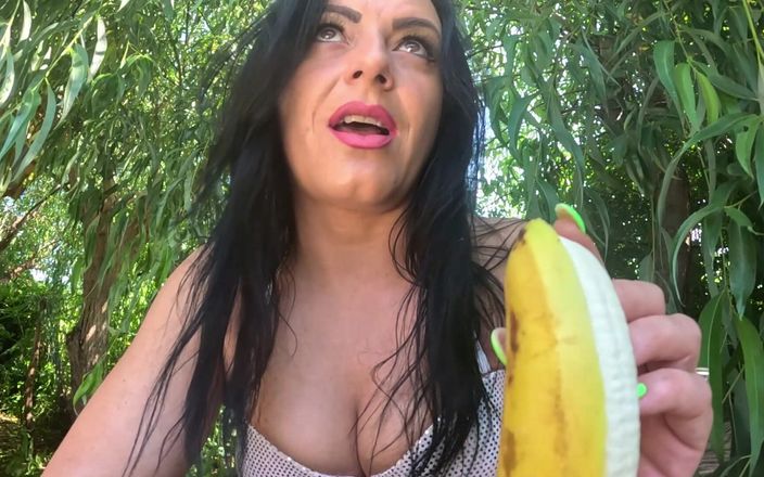 MilfyCalla: I Love Big Bananas, They Fill My Mouth.