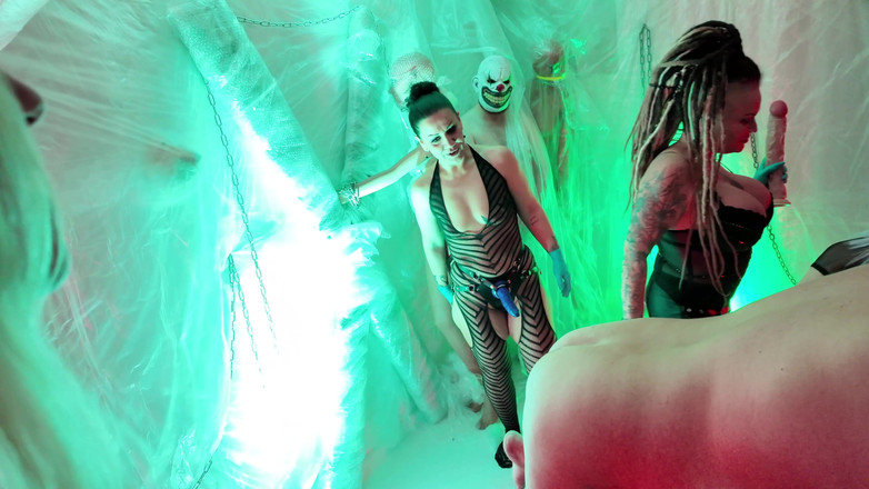 Domina Dark: Manžela používají do zadku přátelé jeho manželky