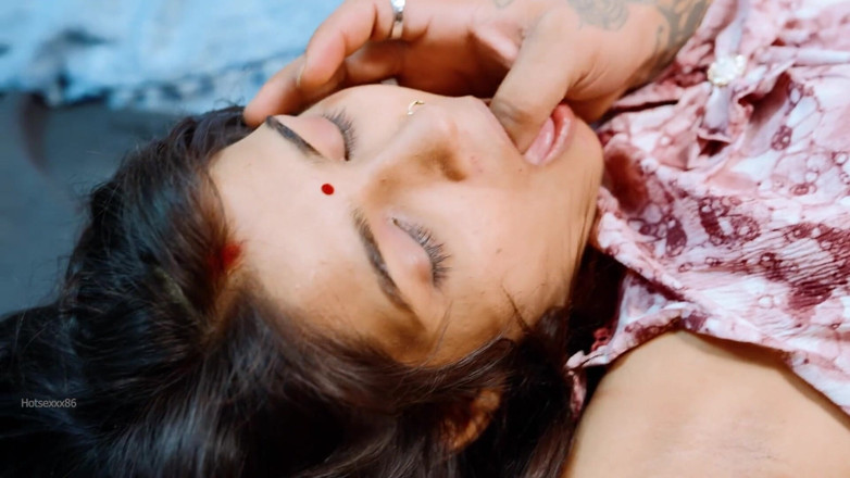 HOTSEXXX86: インド人新しく愛する結婚カップルのロマンスとヒンディー語のセックスビデオで犯される