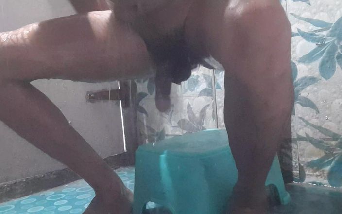 Che: Banheiro indiano homem punheta fode chuveiro