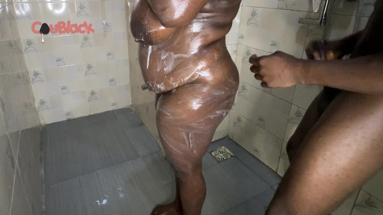 CouBlack: Unirse a mi vecino para un baño caliente por la...