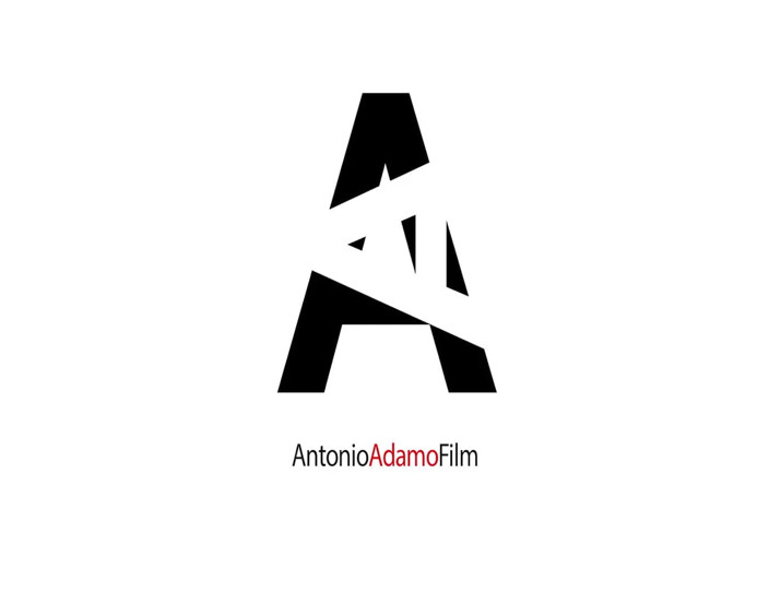 Antonio Adamo Film: Milf pirang disetubuhi oleh tukang kebun hitam di tepi kolam...