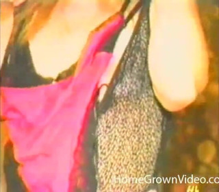 Homegrown Vintage: Nadržená blondýnka předvádí svou kolekci spodního prádla
