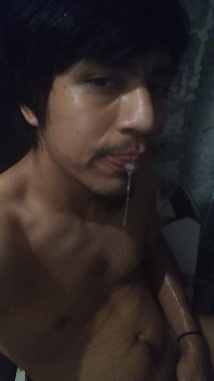 AlexAlejandro13: Ecco quanto caldo mangio il mio sperma tengo la lingua
