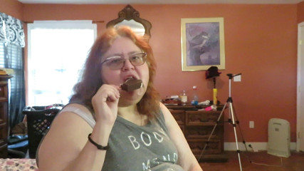 BBW nurse Vicki adventures with friends: Bbw-verpleegster Vicki geniet van het eten van een chocolade vanille-ijsje