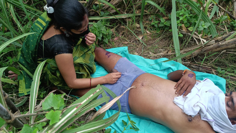 Asha Devi: Desi Indische Bhabhi geneukt in de jungle