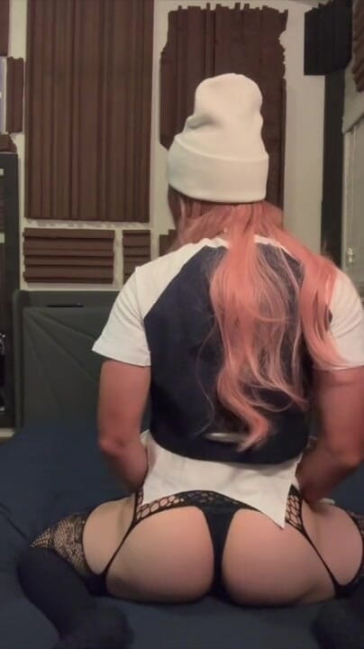 AshleyJ CD: Simpatico travestito con i capelli rosa che scuote il culo