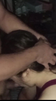 Utangaç pinay erkek arkadaşının yarağını emiyor