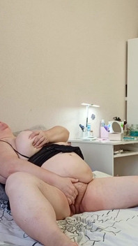 La suocera si masturba i suoi grandi buchi