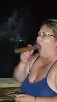 Enorme cigarro fumando