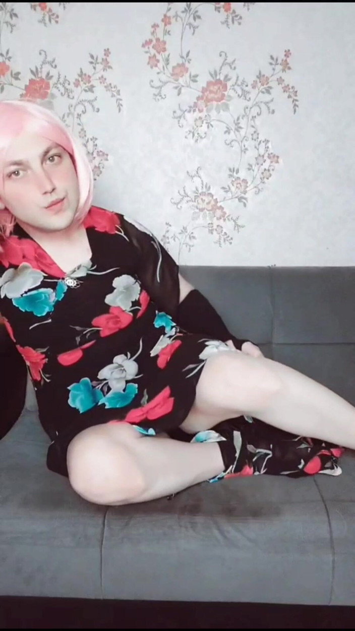 Kitty_Cross: Blümige, pinky und schwarze haare, süß, jung