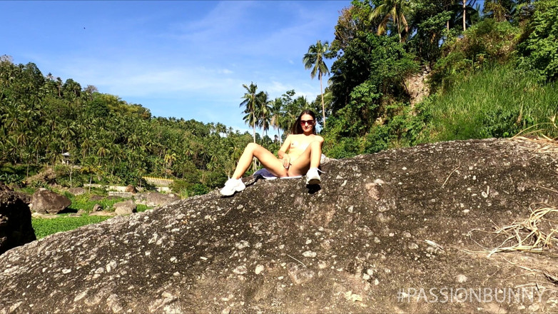 PassionBunny: Sunny masturbace v Tropic