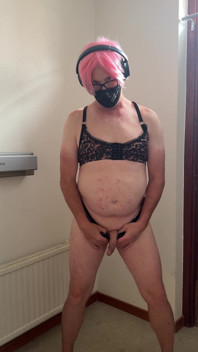 Die Hure in Pink spielt und masturbiert, bis sie kommt.