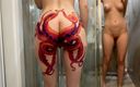 Panties Queen: Сводная сестра снимает себя на видео в душе на камеру, чтобы показать огромную татуировку задницы осьминога