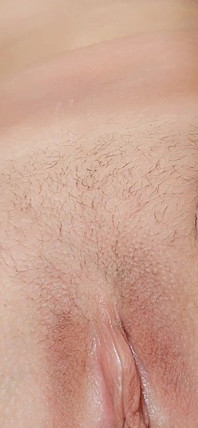 Ngồi xổm và đi tiểu khỏa thân
