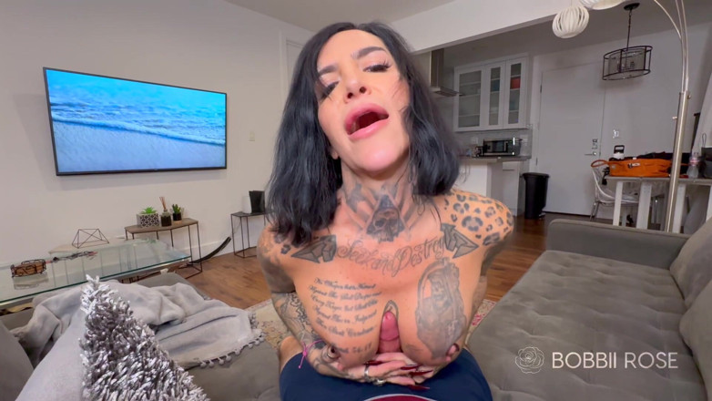 Bobbii Rose: Blowjob sudut pandangan pertama Bobbii Rose dan kongkek tetek