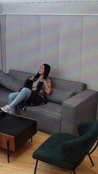 Was für ein! Ich ficke die beste freundin meiner stiefschwester durch zerrissene jeans, während wir einen spielen