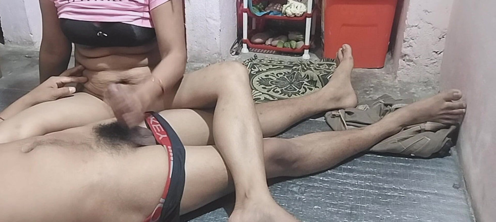 Uttar dinajpur: Ateşli Hintli köylü ev hanımı üvey erkek kardeşini mutfak odasında sikiyor...