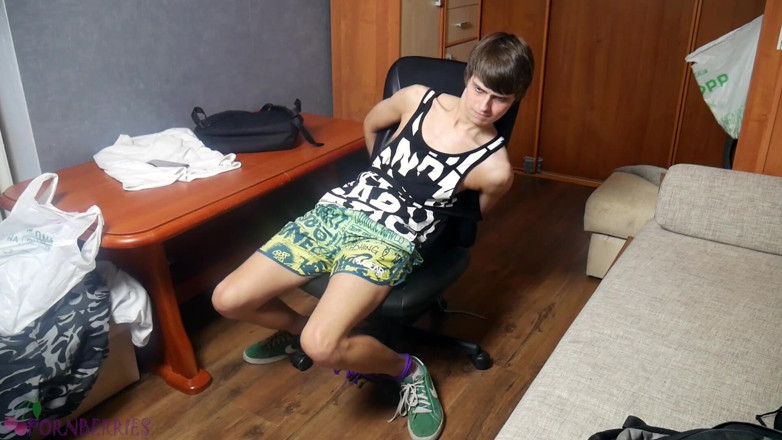 Ethan Alex: Băiatul legat de pe stradă se alege cu pula mulsă și...