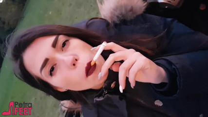 Smokin Fetish: Palenie na zewnątrz ze słodką Petrą