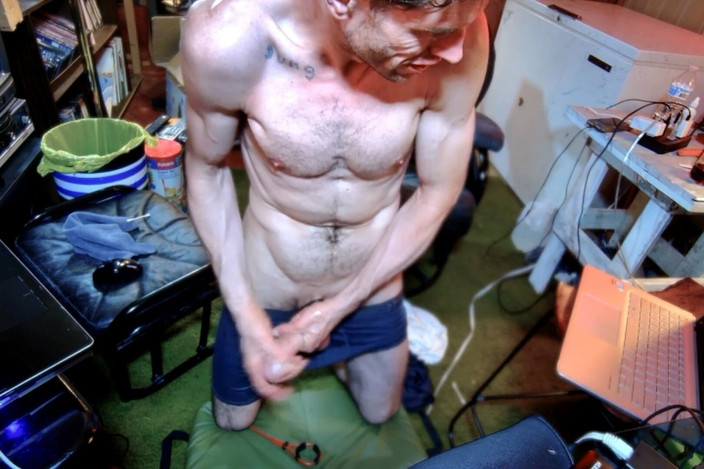 Savage confidence: Betul-betul ke sana, lihat dada besar ini semasa lengan saya...